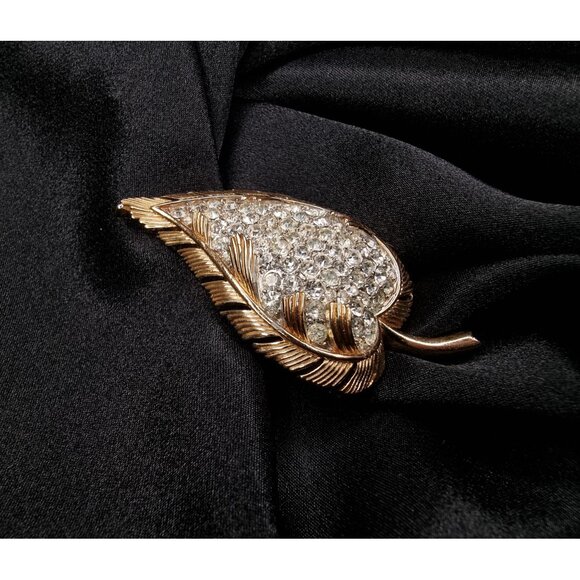 Vintage 1950s TRIFARI Signed Gold-Tone Leaf Brooch With Rhinestone Accents - Picture 4 of 6